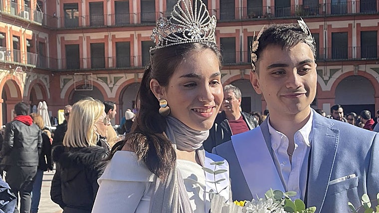 El `Sultán' Hugo Domínguez junto a la 'Sultana' Nerea Polonio en la plaza de la Corredera este domingo