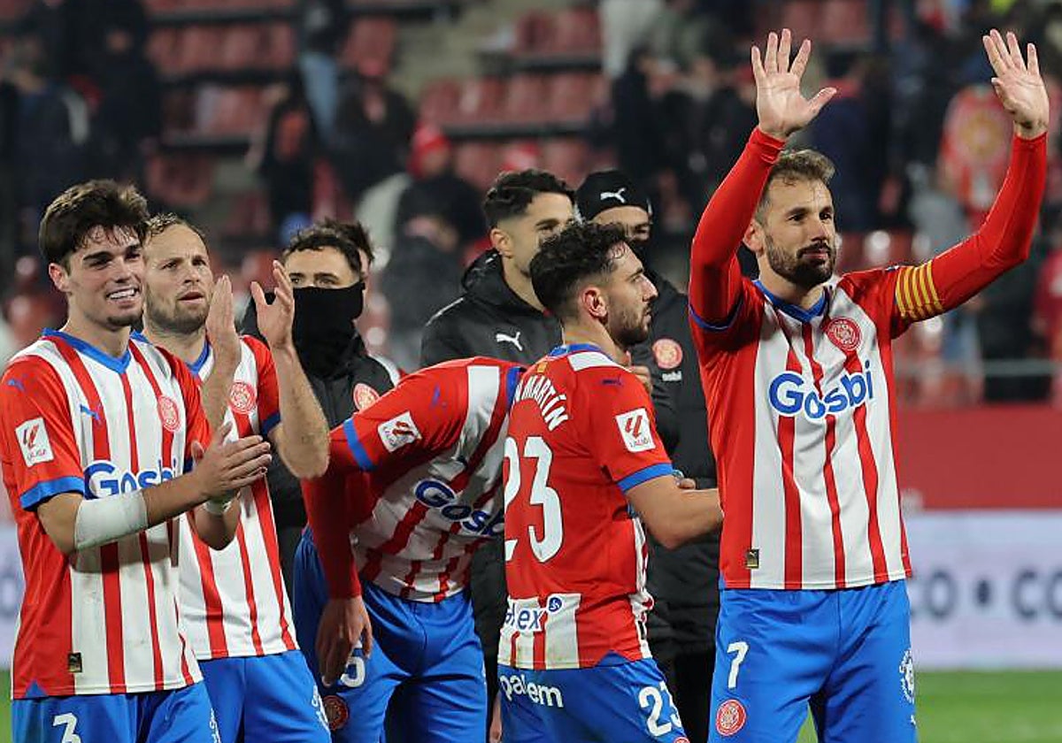 Los jugadores del Girona, este domingo saludando a su afición tras el partido en Montilivi contra el Sevilla