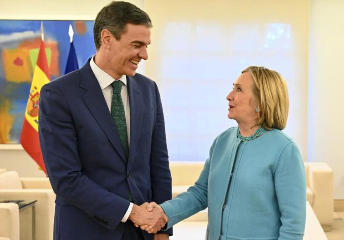 El presidente del Gobierno, Pedro Sánchez, se reúne con la exsecretaria de Estado estadounidense Hillary Clinton en Moncloa