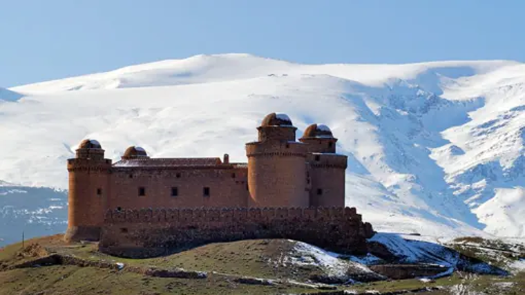 El precioso castillo que preside La Calahorra