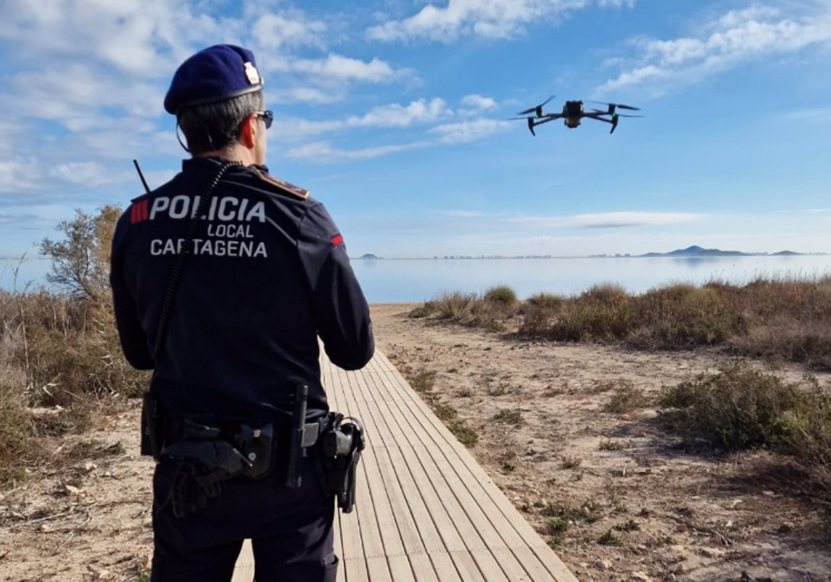 Un agente de la Policía Local de Cartagena durante la búsqueda del joven de 15 años desaparecido en el Mar Menor