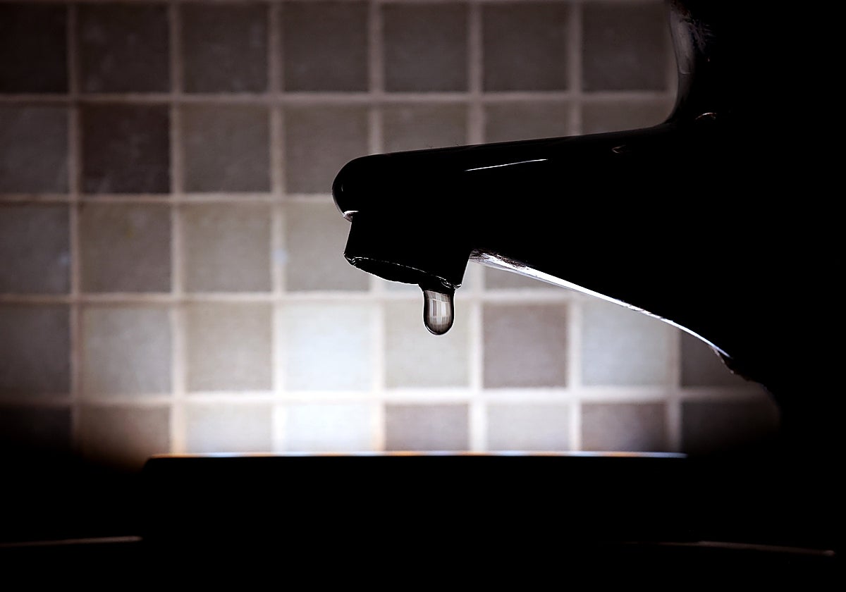 Un grifo de agua gotea