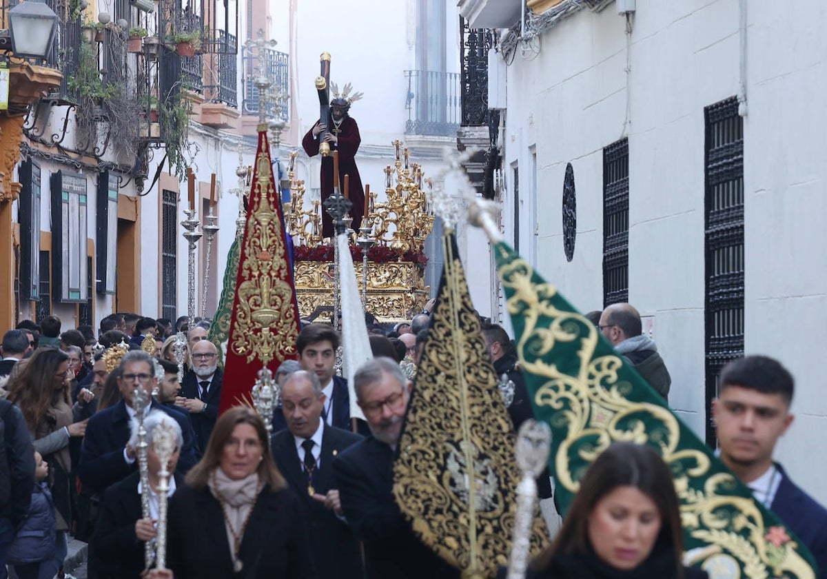 Estandartes de varias hermandades, durante el Vía Crucis de las cofradías de 2023, con el Señor del Buen Suceso