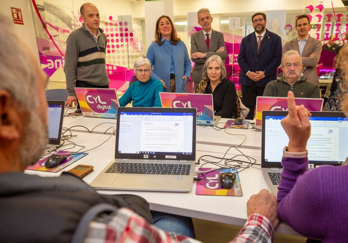 La consejera de Movilidad y el alcalde de Ávila en el espacio CyL Digital de la capital abulense