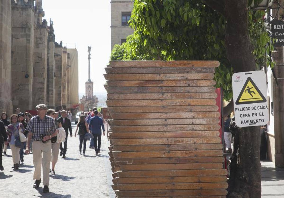 Sillas para la carrera oficia d la Semana Santa de Córdobal en una imagen de archivo