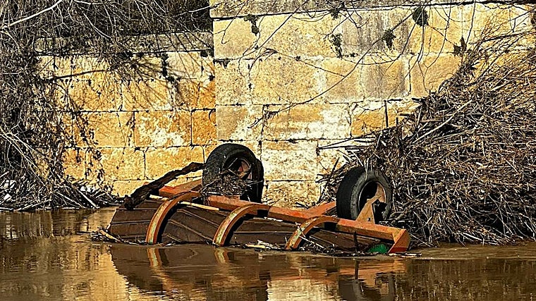 Maleza y enseres arrastrados en el cauce del río Duratón en la provincia de Segovia