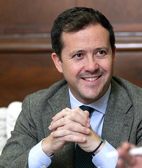 Imagen secundaria 2 - Distintos momentos de la entrevista de Carlos Velázquez, alcalde de Toledo, con ABC