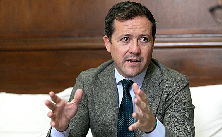 Imagen principal - Distintos momentos de la entrevista de Carlos Velázquez, alcalde de Toledo, con ABC