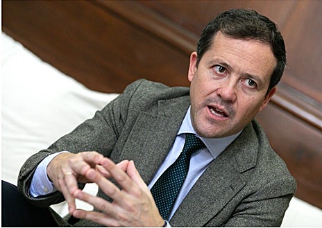 Imagen secundaria 1 - Distintos momentos de la entrevista de Carlos Velázquez, alcalde de Toledo, con ABC