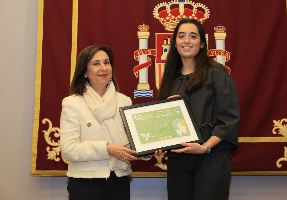 Margarita Robles junto a Claudia Bartolomé, la estudiante burgalesa ganadora del concurso literario 'Carta a un militar español'