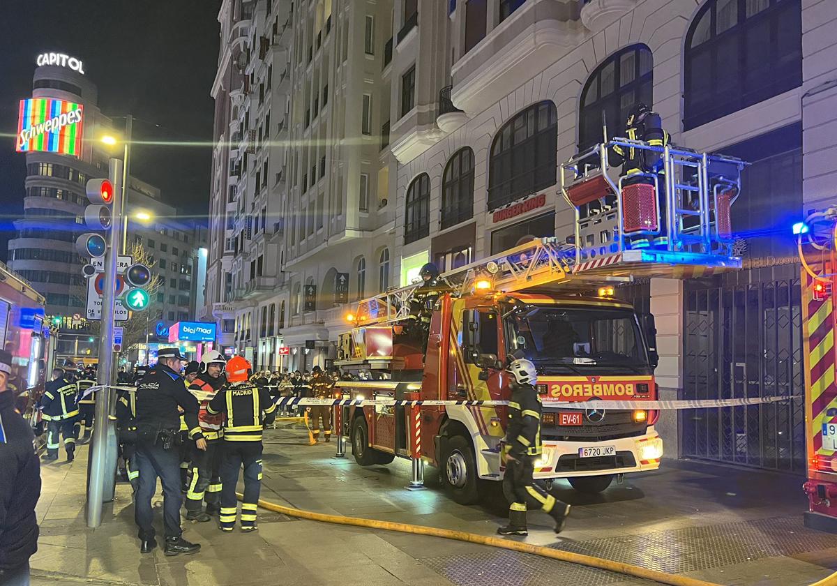 Bomberos de la Comunidad de Madrid durante los trabajos de extinción de incendio en un restaurante de Gran Vía