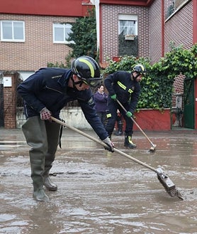 Imagen secundaria 2 - Vecinos y bomberos trabajan en Viana de Cega tras el desbordamiento del río que obligó a desalojar diez viviendas