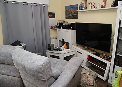 Imagen secundaria 1 - Vecinos y bomberos trabajan en Viana de Cega tras el desbordamiento del río que obligó a desalojar diez viviendas