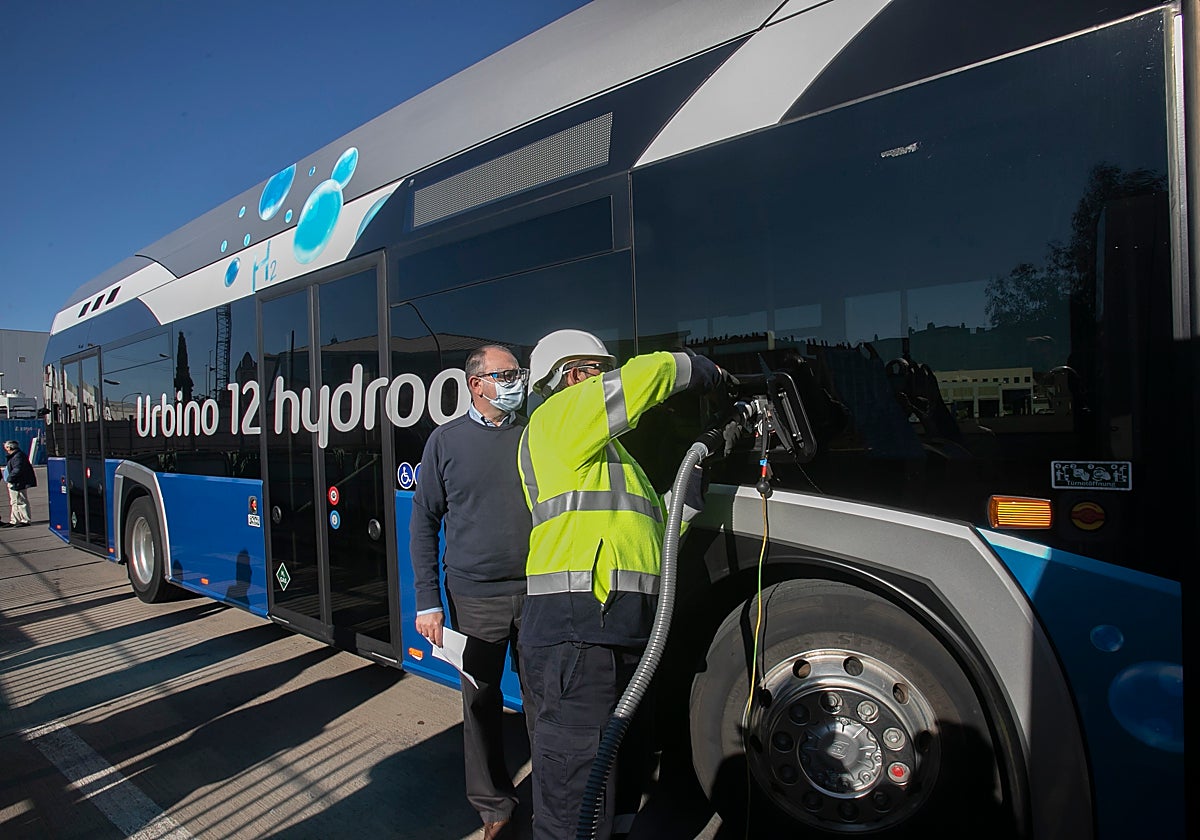 El autobús de hidrógeno verde, en la sede de Aucorsa