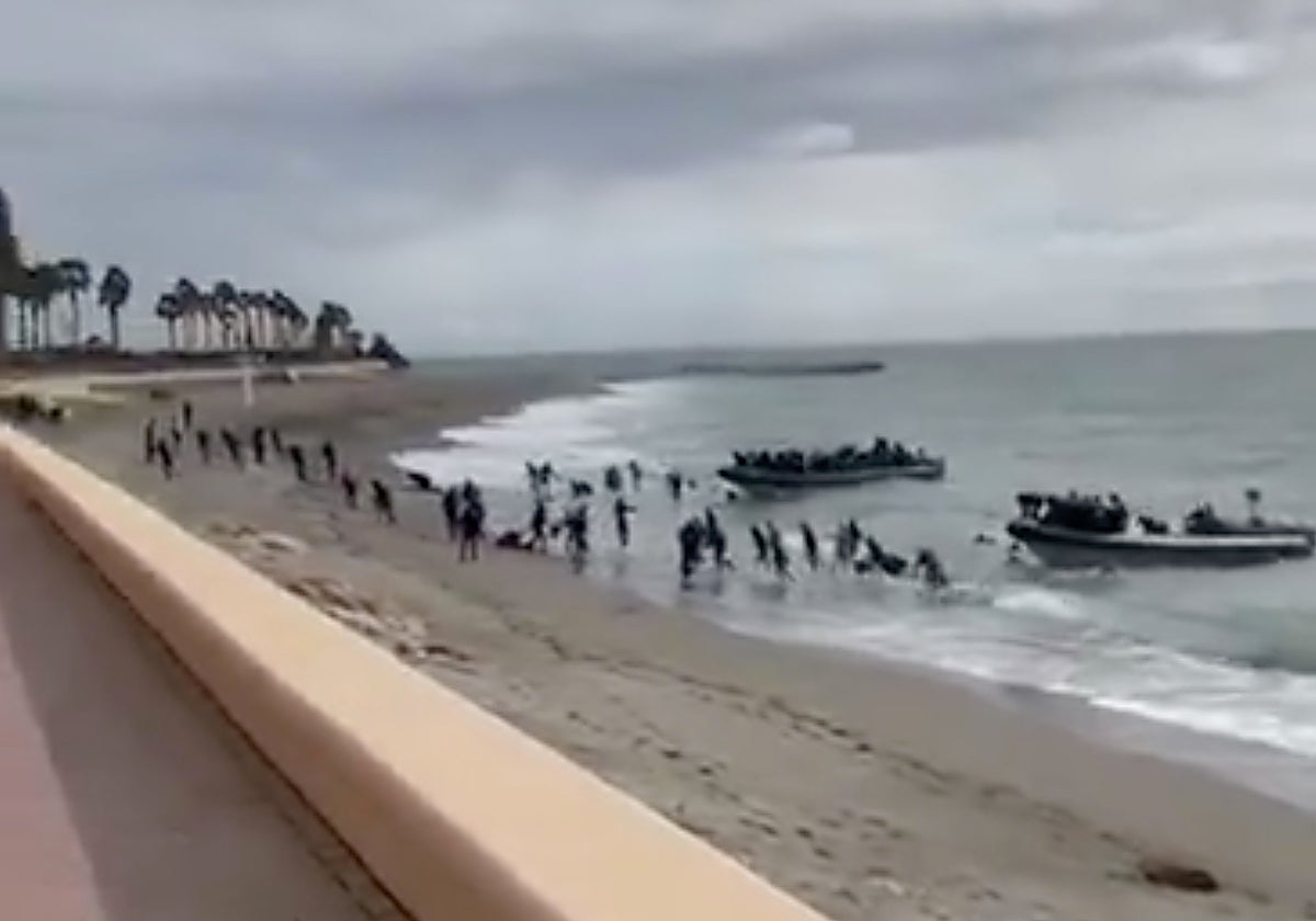 Captura del vídeo donde se ven a los inmigrantes que saltan al agua desde las 'narcolanchas' en Adra