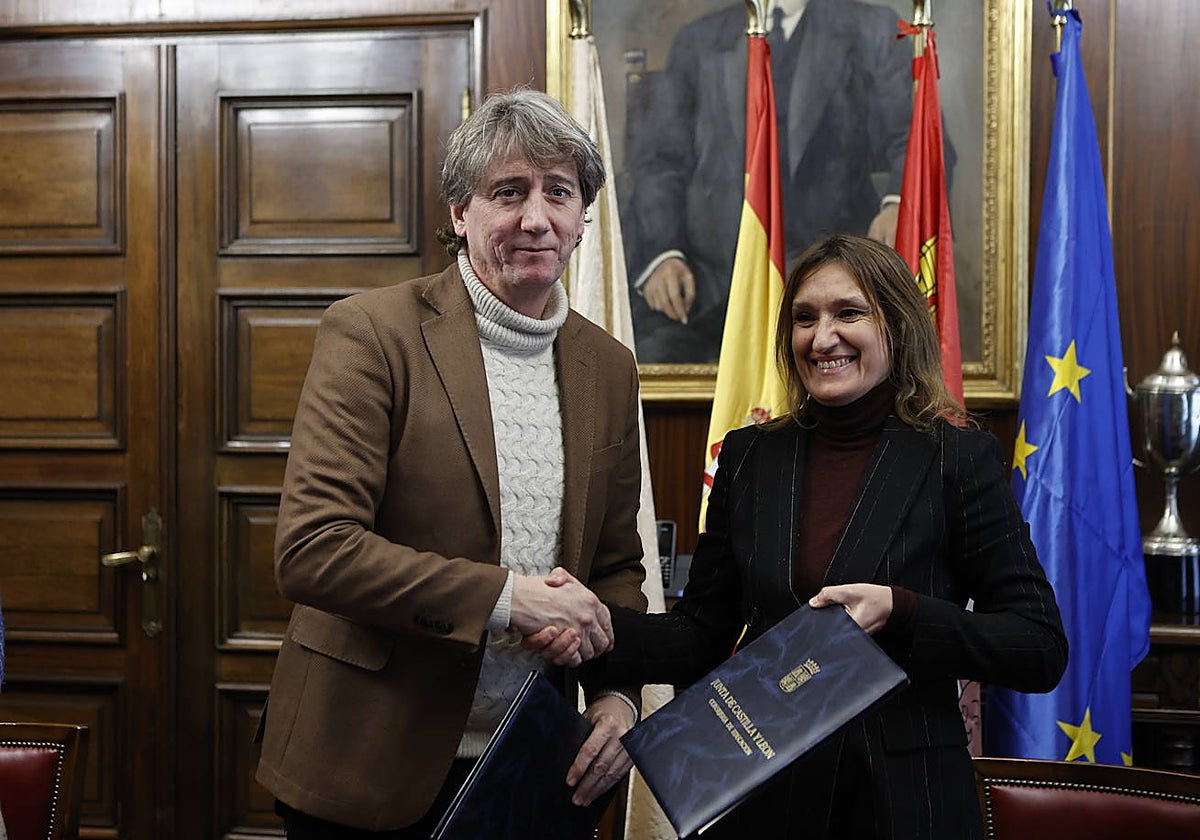 La consejera de Educación, Rocío Lucas, firma un convenio de colaboración con el Ayuntamiento de Soria para el desarrollo del ciclo formativo de Emergencias y Protección Civil