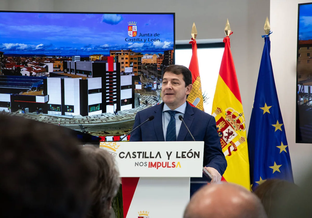 El presidente de la Junta de Castilla y León, Alfonso Fernández Mañueco, este martes en su visita a la remodelada estación de autobuses de Soria