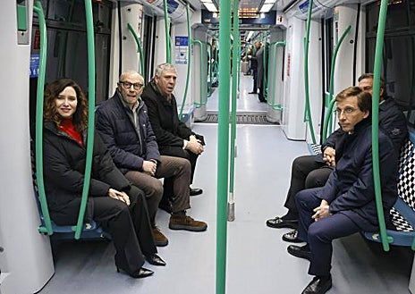 Imagen secundaria 1 - La presidenta Díaz Ayuso, en la recta de salida (arriba). Abajo, izq, el CEO de Fórmula 1 y las autoridades en el Metro, camino de Ifema. Dcha, Dominicali con el alcalde Martínez-Almeida