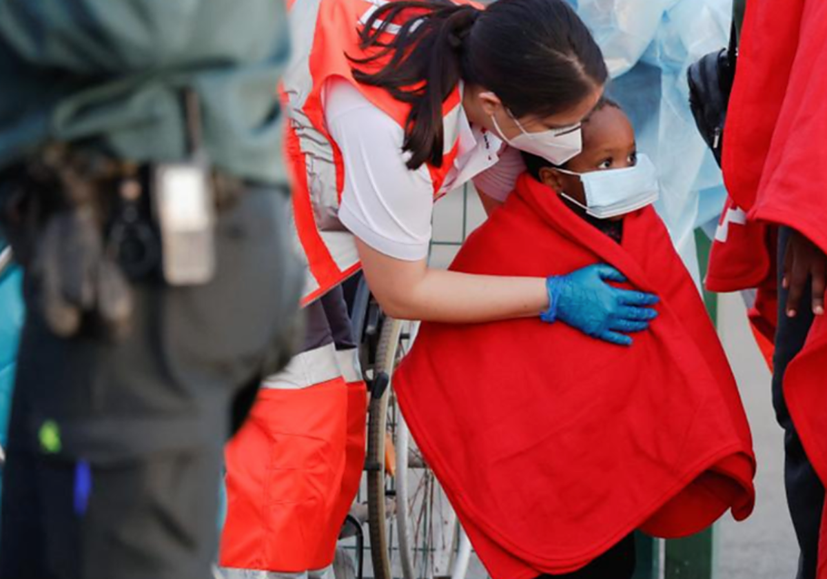 Un niño rescatado de una patera desembarca en el muelle de Arguineguín