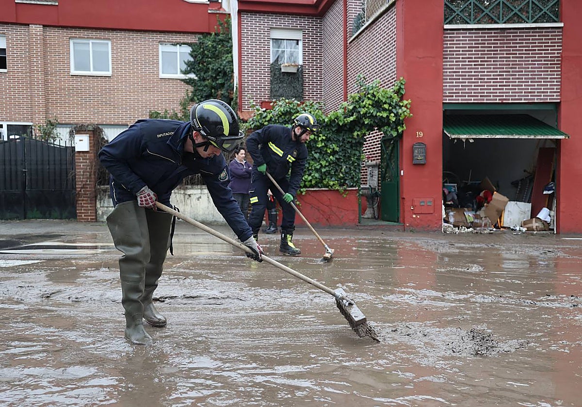 Bomberos limpiando las calles de Viana de Cega, en Valladolid