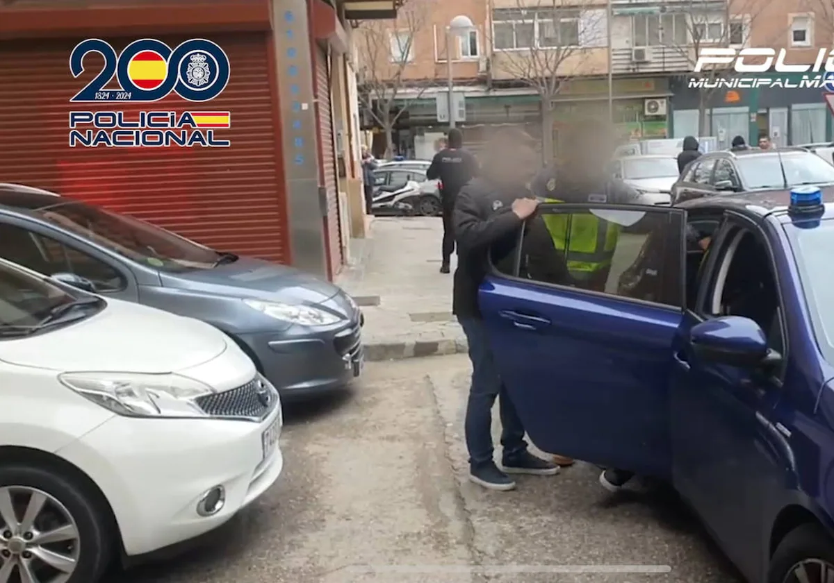 La Policía Municipal traslada a uno de los detenidos en la UVA de Hortaleza