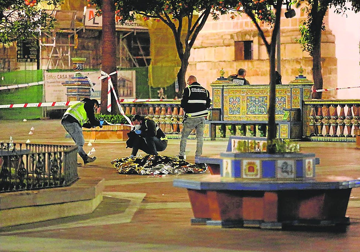 Agentes de Policía Científica, junto al cadáver de Diego Valencia