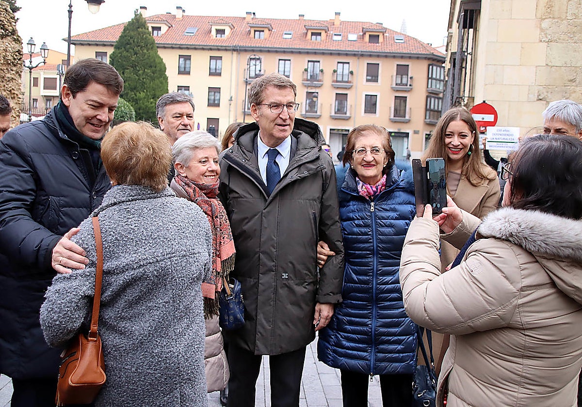 Feijóo, Mañueco y Muñoz, rodeados de seguidores durante su estancia en León