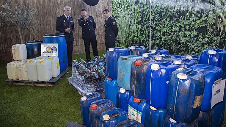 Garrafas y sustancias químicas utilizadas para la producción de las drogas sintéticas.