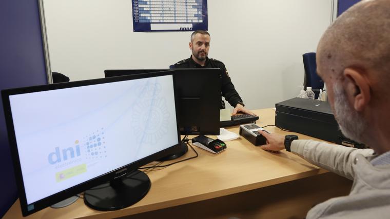 Un ciudadano tramitando su DNI en la nueva Unidad de Documentación de la Policía Nacional