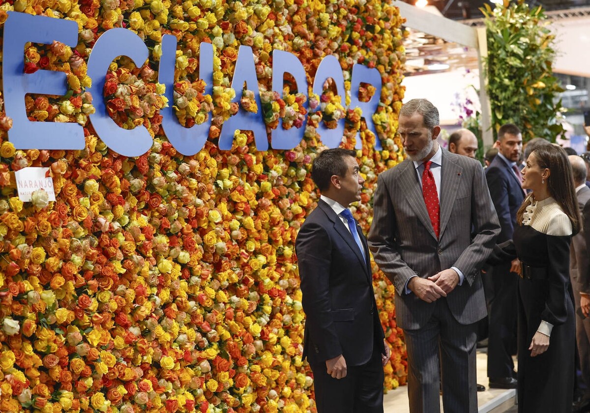 Don Felipe y Doña Letizia, esta mañana, junto a Daniel Noboa, en el estand de Ecuador de Fitur 2024