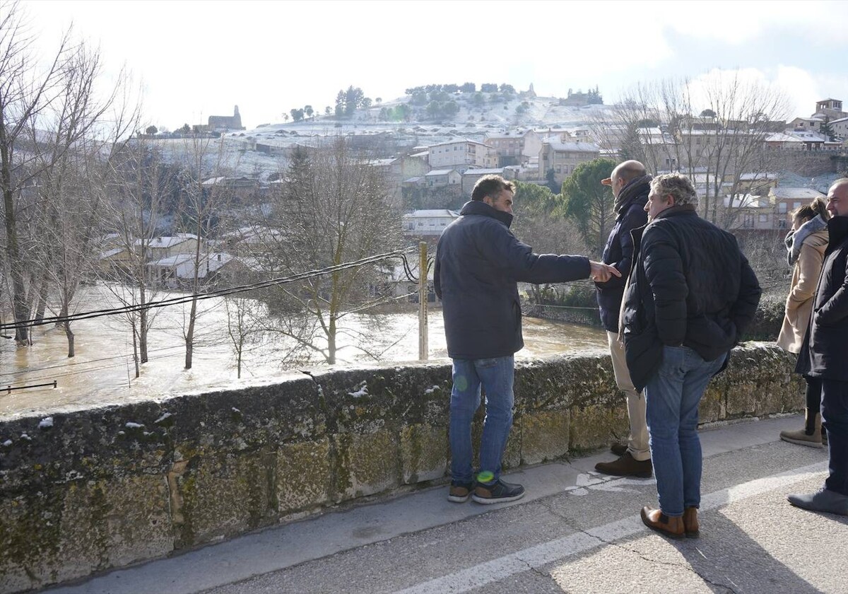 El presidente de la Diputación, Miguel Ángel de Vicente, y varios alcaldes y diputados inspeccionan el río Duratón durante las inundaciones