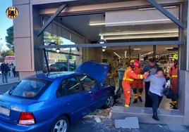 Un coche se empotra contra un supermercado valenciano a plena luz del día y deja cuatro heridos