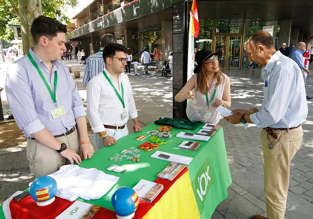 Mesa de Vox en el Bulevar Gran Capitán de la capital cordobesa en una imagen de archivo