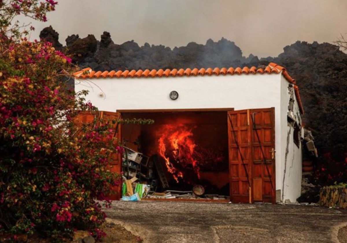 La lava del volcán destruye una casa en La Palma