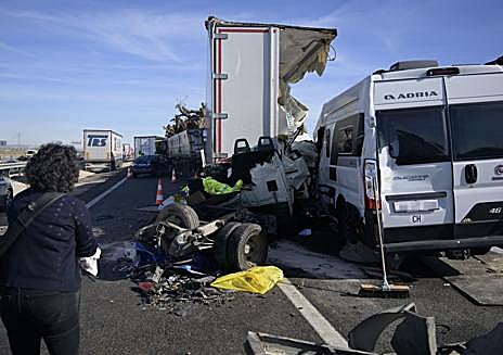 Imagen secundaria 1 - Estado en que quedaron varios de los vehículos implicados