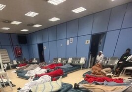 Interior busca a la desesperada una ONG que sustituya a Cruz Roja en Barajas