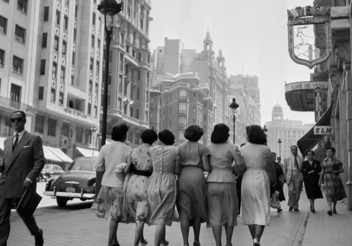 'Señoritas paseando por la Gran Vía de Madrid', de 1952