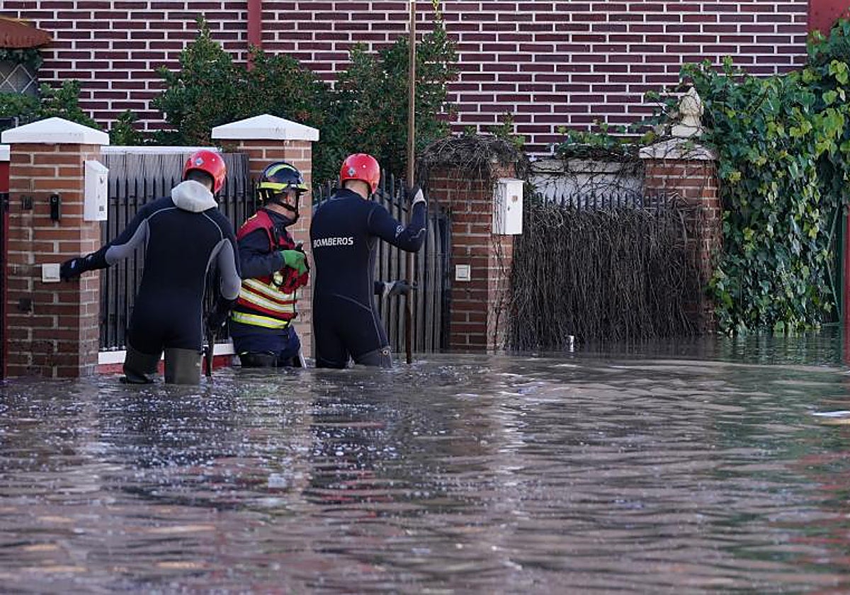 Los bomberos durante la intervención en las inundaciones en Viana de Cega (Valladolid)