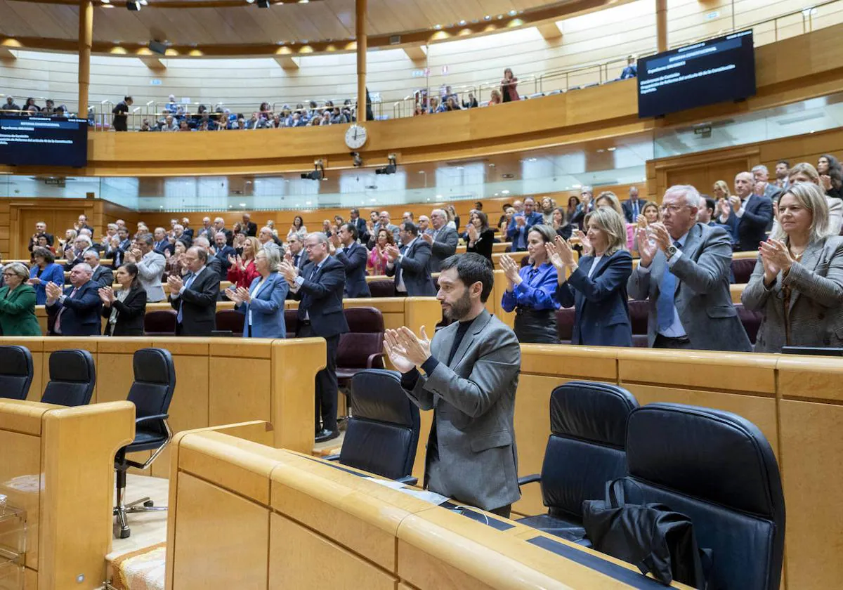 Los senadores aplauden durante un momento del pleno de la reforma constitucional