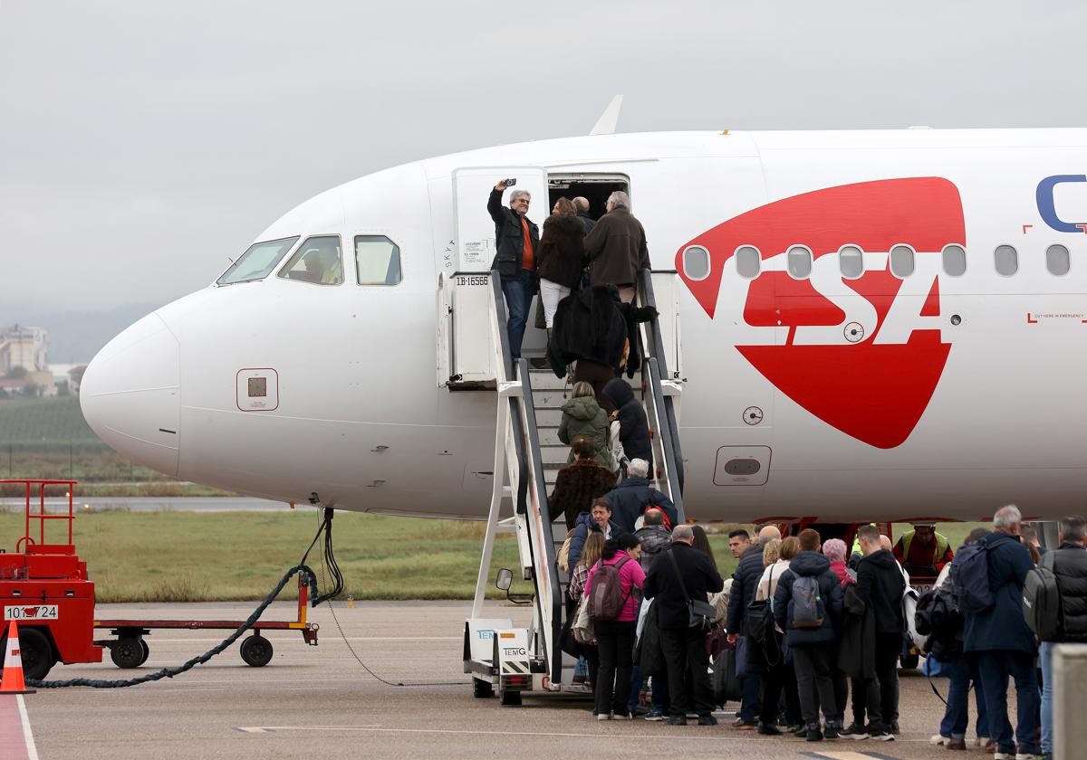 Pasajeros subiendo al vuelo chárter que se fletó desde Córdoba en diciembre