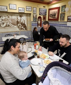 Imagen secundaria 2 - La Taberna de El Abuelo cumple sin remilgos el patrón de una taberna cordobesa. Sin ambages: cocina con buena fritura, carta sin excesos, buen fino y tiro de cerveza. Decoración al uso de hitos cordobeses. Sin café y con horarios razonables. Agilidad en el servicio y corrección (sin excesos) y ambiente familiar. Aunque su tirón llega al trabajador del Centro, el turista orientado, el parroquiano y la familia. No sobra nada. Pero tampoco falta.