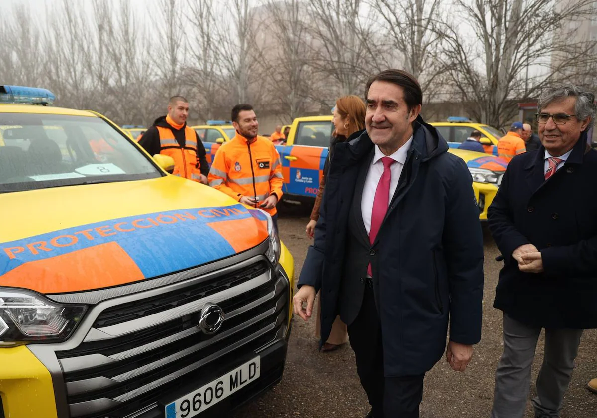 El consejero de Medio Ambiente, Vivienda y Ordenación del Territorio, Juan Carlos Suárez-Quiñones, entrega 60 vehículos para la Agencia de Protección Civil y Emergencias