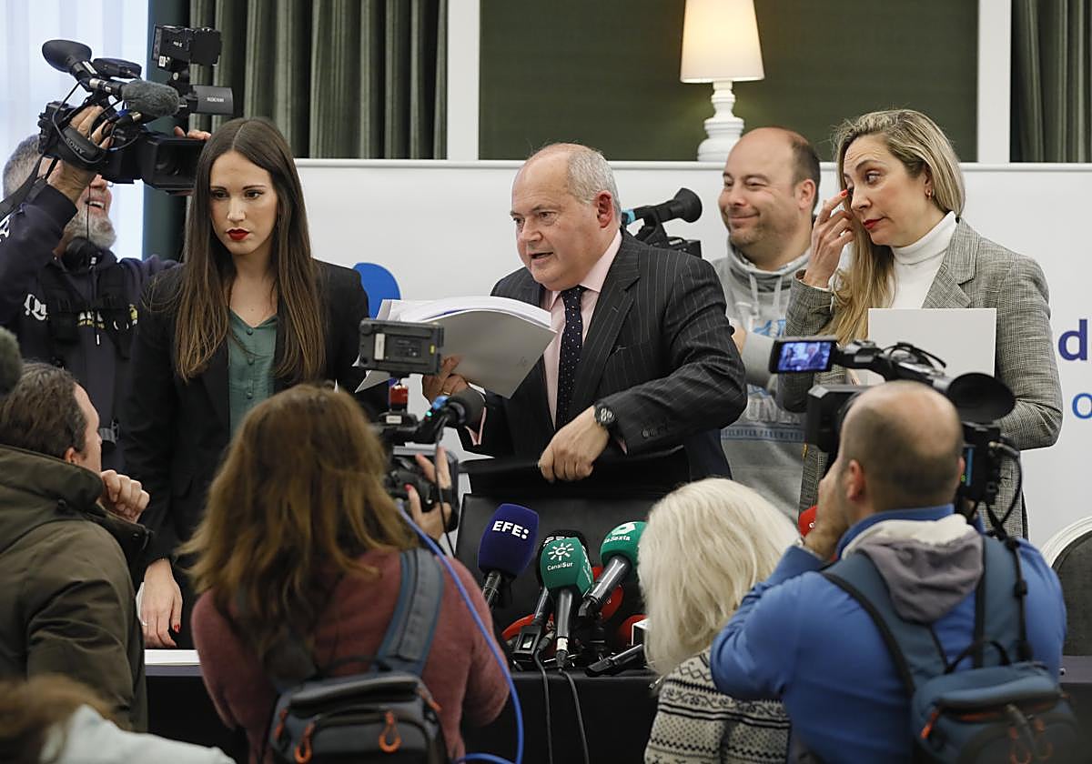El abogado Luis Romero, durante una rueda de prensa sobre el caso de los soldados fallecidos
