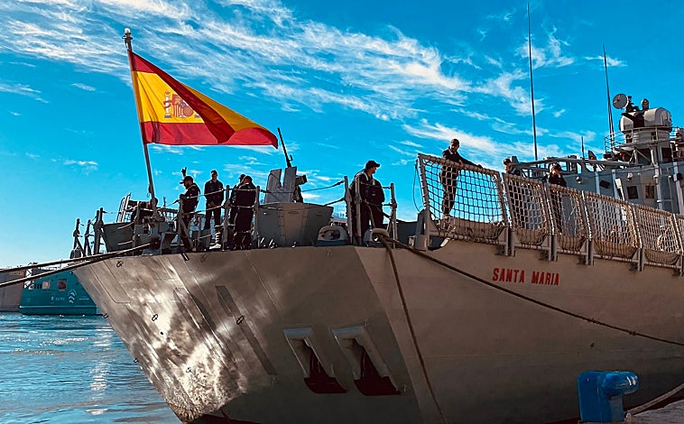 Imagen principal - Maniobras de amarre, cubiertas de las fragatas Santa María y Numancia y el buque escuela danés 'Danmark', que comparte muelle con los barcos de la Armada 