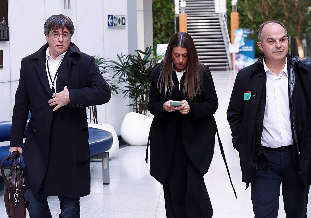 Carles Puigdemont, Míriam Nogueras y Jordi Turull en una reunión en Bruselas
