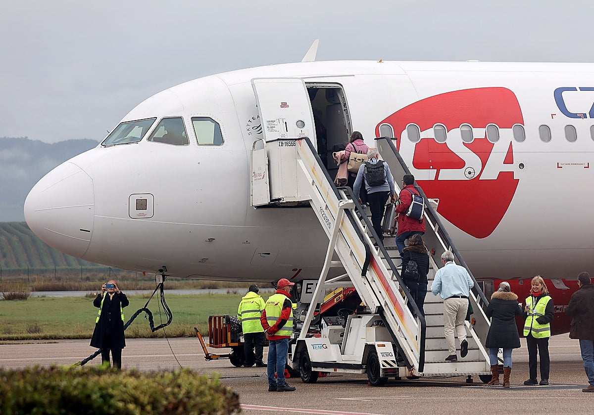 Pasajeros suben al avión chárter de diciembre desde el aeropuerto de Córdoba