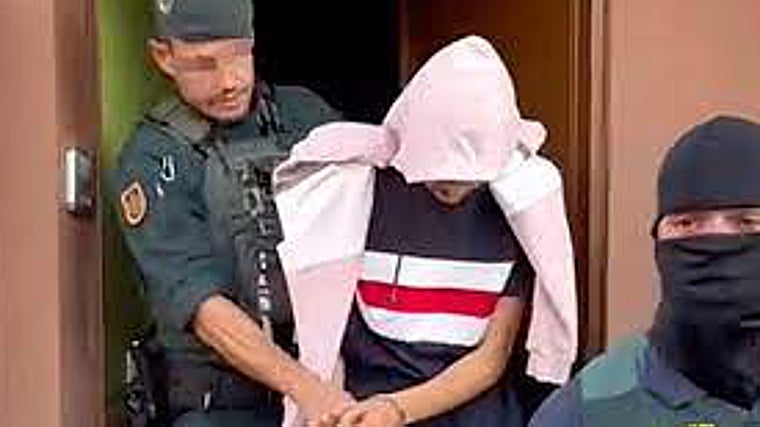 Agentes de la Guardia Civil se llevan detenido al yihadista de Lucena del Puerto