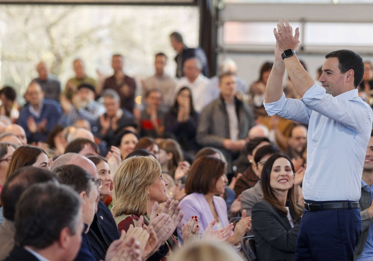 Imanol Pradales aplaude a los militantes en un momento del acto