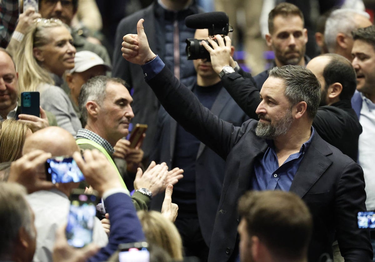 El líder de Vox, Santiago Abascal, saluda a afiliados de su partido, a su llegada este sábado a la Asamblea General