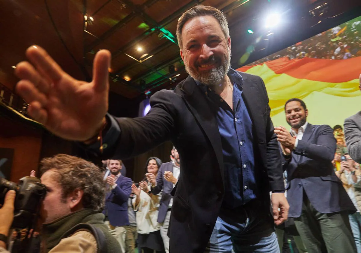 Santiago Abascal saluda a un militante tras su reeleción como líder de Vox